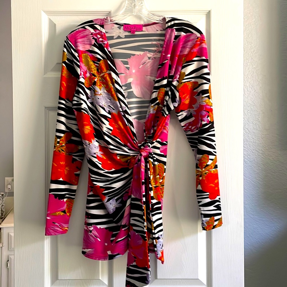 Beautiful bright colors and size M.